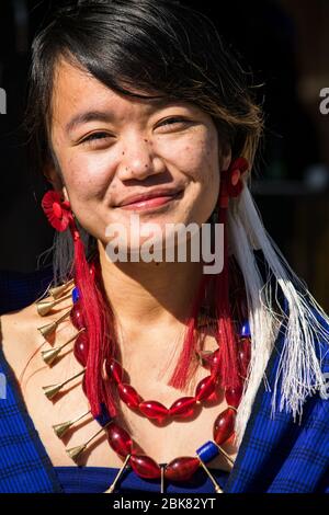 Naga femme en vêtements traditionnels au festival Hornbill Banque D'Images