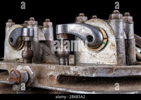 Poussoirs de moteur à combustion interne dans une moto speedway. Système de distribution dans un moteur à cylindre unique fonctionnant à l'éthanol. Fond sombre. Banque D'Images