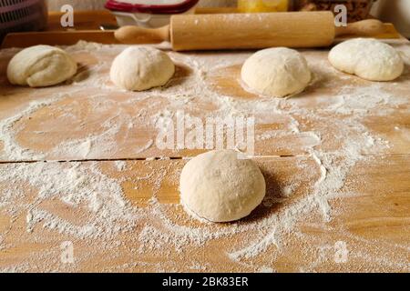 Pizza. Le processus de fabrication de pâte à pizza. Banque D'Images
