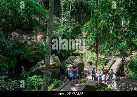 Touristes à Goa Gajah Elephant Cave Bali Indonésie Banque D'Images