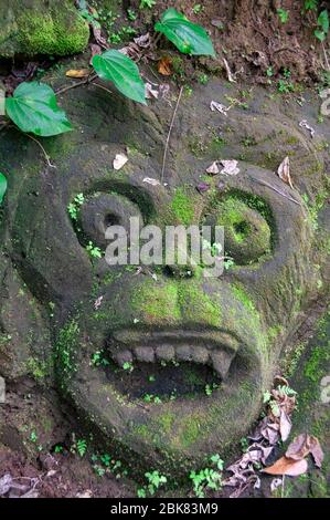 Sculpture sur roche anamiliste Goa Gajah Elephant Cave Bali Indonésie Banque D'Images