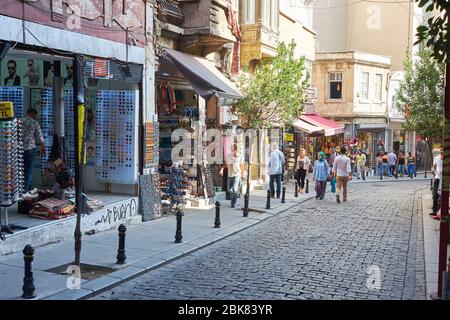 Istanbul, Turquie - 18 septembre 2017:rue de la ville près de la tour de Galata, avec boutiques de souvenirs pour les touristes Banque D'Images