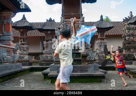 Garçons jouant au temple Ubud Bali Indonésie Banque D'Images