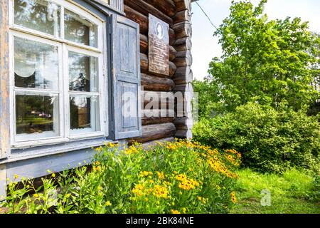 Konchanskoe-Suvorovskoe, Russie - 27 juillet 2019 : Maison du Musée du généralissimo A. Suvorov près de la ville de Borovichi. Texte en russe : House-Museum of Al Banque D'Images