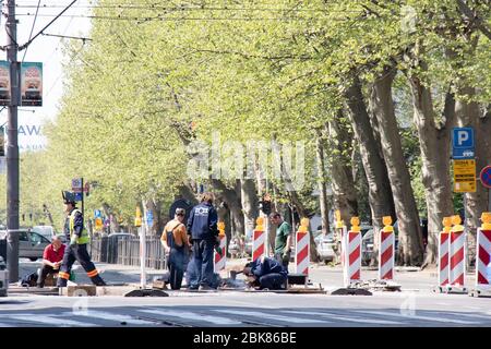 Belgrade, Serbie - 23 avril 2020: Travailleurs de la construction travaillant sur le carrefour urbain, remplaçant les anciens rails de tramway pourris par des neufs une fois, et avertissant s Banque D'Images