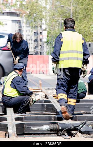 Belgrade, Serbie - 23 avril 2020: Les travailleurs de la construction travaillant sur le carrefour urbain, remplaçant les anciens rails de tramway pourris par des neufs Banque D'Images