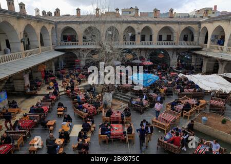 Gaziantep, Turquie - 12 mars 2017: Historique 'Gumruk Han' dans la cour, vue du café. Banque D'Images