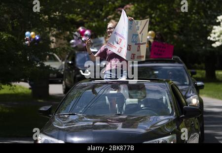 Potomac, États-Unis. 02 mai 2020. Un ami participe à une célébration de Bat Mitzvah, en voiture, pour Sami Snow à Potomac, Maryland, le samedi 2 mai 2020. La famille a tenu une petite cérémonie à la maison avec le Rabbi officiant en ligne suivi d'une surprise conduite par la célébration Mitzvah due aux besoins de distance sociale de Coronavirus (COVID-19). Photo de Kevin Dietsch/UPI crédit: UPI/Alay Live News Banque D'Images