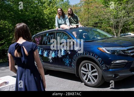 Potomac, États-Unis. 02 mai 2020. Les amis félicitent Sami Snow (premier plan) lors d'une célébration surprise de Bat Mitzvah à Potomac, Maryland, le samedi 2 mai 2020. La famille a tenu une petite cérémonie à la maison avec le Rabbi officiant en ligne suivi d'une surprise conduite par la célébration Mitzvah due aux besoins de distance sociale de Coronavirus (COVID-19). Photo de Kevin Dietsch/UPI crédit: UPI/Alay Live News Banque D'Images