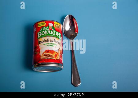 11 avril 2020 - Halifax, Canada : une boîte rouge de raviolis de viande de Boyardee dans la sauce tomate sur fond bleu Banque D'Images