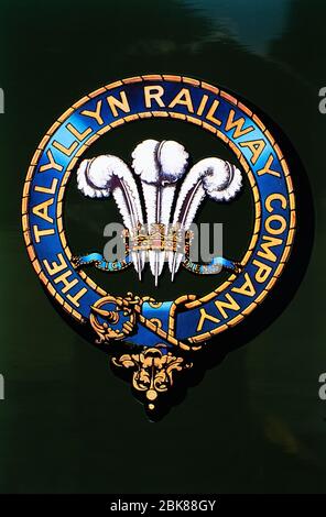 Le badge de la société Tallylyn Railway Company sur une locomotive à vapeur, Powys, Pays de Galles, Royaume-Uni. Gros plan de la plaque d'identification Banque D'Images