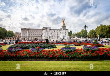 Vue sur le Victoria Memorial, le Queen's Garden et la façade principale de Buckingham Palace (le front est), situé au bout du Mall. Banque D'Images