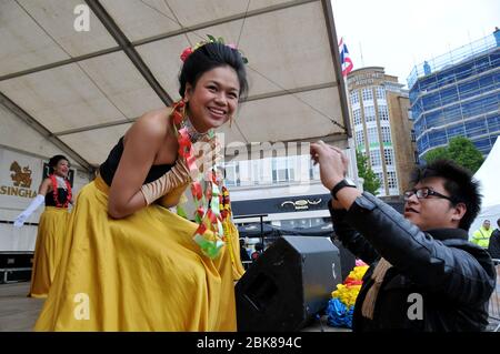 La cuisine et la culture thaïlandaises ont été célébrées sur la place Bournemouth. Le troisième festival thaïlandais de la nourriture visait en particulier à donner à ceux du patrimoine mixte thaïlandais / anglais la possibilité de socialiser et d'explorer la culture thaïlandaise et la danse traditionnelle voir le vrai Muay Thai. Il y avait des ateliers de nourriture pour ceux qui veulent apprendre à cuisiner la cuisine thaïlandaise. C'était un bel événement qui a amené la communauté anglo-thaïlandaise avec les habitants et les visiteurs qui ont voyagé de partout au Royaume-Uni pour découvrir le festival . Banque D'Images