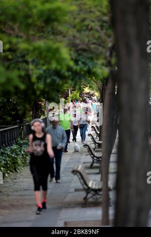 Madrid, Espagne. 02 mai 2020. Premier jour de réduction des mesures de confinement en Espagne ils vont pour une promenade et courir en trois heures de 6 à 10 le matin pour ceux de plus de 14 ans, de 10 à 12 pour ceux de plus de 70 ans, de 12 à 7 enfants de moins de 14 ans et de 8 à 11 ans de plus de 14 ans. Ce soir, la nuit est redémarrée à Madrid, seulement pour la visiter sans sa vie de terrasses, bars et restaurants pendant 48 jours. Crédit: dpa Picture Alliance/Alay Live News Banque D'Images