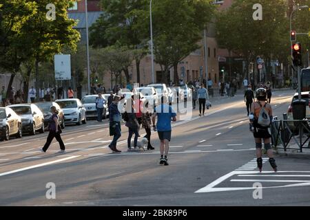 Madrid, Espagne. 02 mai 2020. Premier jour de réduction des mesures de confinement en Espagne ils vont pour une promenade et courir en trois heures de 6 à 10 le matin pour ceux de plus de 14 ans, de 10 à 12 pour ceux de plus de 70 ans, de 12 à 7 enfants de moins de 14 ans et de 8 à 11 ans de plus de 14 ans. Ce soir, la nuit est redémarrée à Madrid, seulement pour la visiter sans sa vie de terrasses, bars et restaurants pendant 48 jours. Crédit: dpa Picture Alliance/Alay Live News Banque D'Images