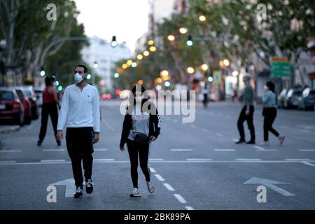 Madrid, Espagne. 02 mai 2020. Premier jour de réduction des mesures de confinement en Espagne ils vont pour une promenade et courir en trois heures de 6 à 10 le matin pour ceux de plus de 14 ans, de 10 à 12 pour ceux de plus de 70 ans, de 12 à 7 enfants de moins de 14 ans et de 8 à 11 ans de plus de 14 ans. Ce soir, la nuit est redémarrée à Madrid, seulement pour la visiter sans sa vie de terrasses, bars et restaurants pendant 48 jours. Crédit: dpa Picture Alliance/Alay Live News Banque D'Images