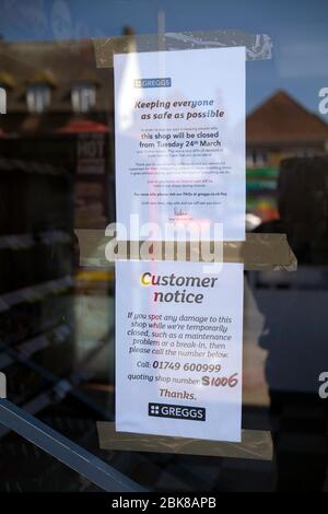 Avis aux clients à la porte d'un magasin de boulangerie Greggs fermé dans le sud-ouest de Londres. ROYAUME-UNI. Banque D'Images