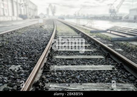 Enveloppe de port avec voies ferrées au premier plan Banque D'Images
