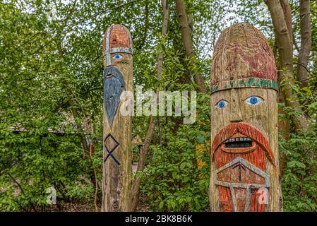 Deux dieux viking sculptées en bois Odin et Thor se tenant dans la forêt, à Frederiksund, Danemark, 29 avril 2020 Banque D'Images