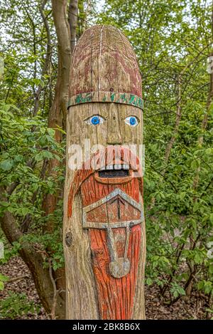 Un Dieu viking en bois sculpté Thor, debout avec son marteau dans la forêt, à Frederiksund, Danemark, 29 avril 2020 Banque D'Images