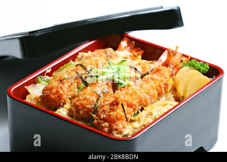 EBI Tempura Toji Don. Crevettes à la pâte tempura avec œuf, champignons et oignons servis dans une boîte de riz Banque D'Images