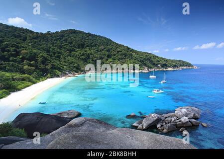 Vue panoramique avec ciel bleu et nuages sur l'île Similan n°8 au parc national de Similan. Phuket, Thaïlande. Vue depuis le point de vue de la voile Banque D'Images