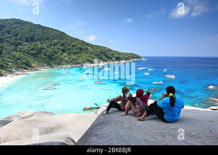 Vue panoramique avec ciel bleu et nuages sur l'île Similan n°8 au parc national de Similan. Phuket, Thaïlande. Vue depuis le point de vue de la voile Banque D'Images