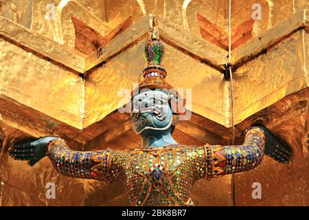 Sculpture géante en face de la pagode dans le Grand Palais Royal, Bangkok, Thaïlande Banque D'Images