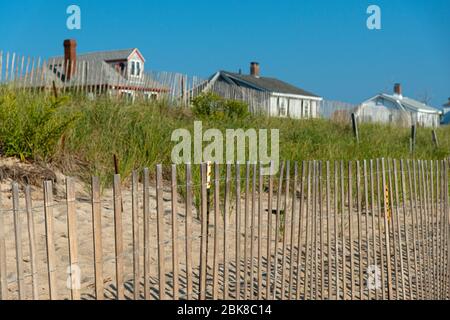 Maisons situées sur la plage de Salisbury à côté des dunes de sable herbeuses Banque D'Images