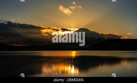 Mont Fuji coucher de soleil avec réflexion au lac Yamanaka, Japon Banque D'Images