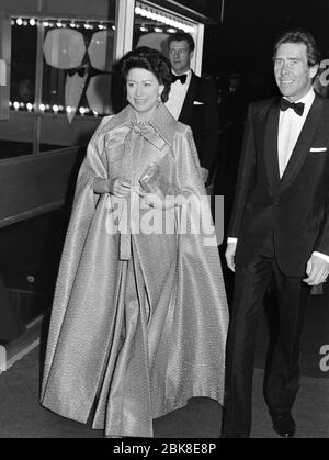 LONDRES, ROYAUME-UNI. Janvier 1975 : la princesse HRH Margaret & son mari Lord Snowdon assiste à la première royale de « The Great Mcgonagall ». Photo du fichier © Paul Smith/Featureflash Banque D'Images
