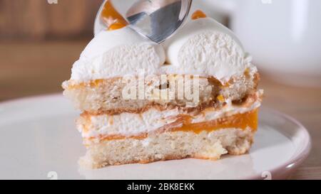 Personne utilisez la cuillère pour manger un délicieux gâteau traditionnel maison avec des baies. Banque D'Images