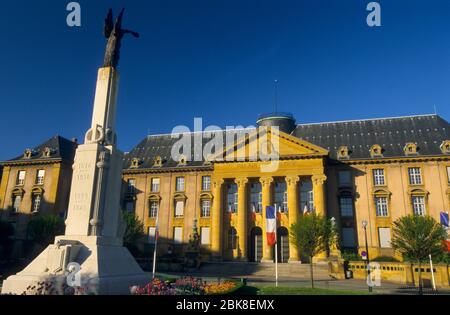 France, Moselle (57), Sarreguemines, Palais de Justice abritant la Cour de Ville devant le mémorial de guerre. Sa couleur vient de la pierre de Jaumont, TH Banque D'Images