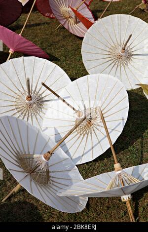 Parapluie en papier fait main dans le centre artisanal de Borsang, quartier de San Kamphaeng, Chiang Mai, Thaïlande Banque D'Images