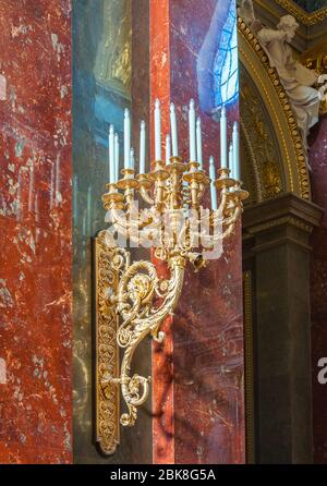 Chandelier dans l'église catholique romaine de la basilique Saint-Étienne à Budapest, en Hongrie Banque D'Images