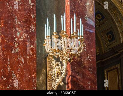 Chandelier dans l'église catholique romaine de la basilique Saint-Étienne à Budapest, en Hongrie Banque D'Images