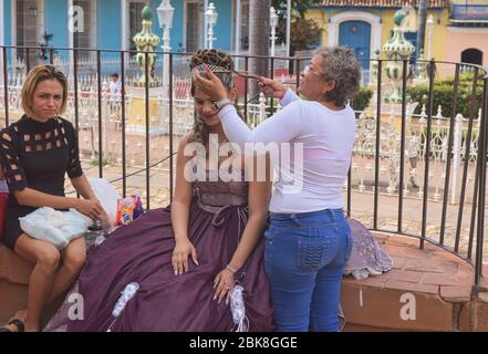 Mère prépare sa fille pour son mariage au patrimoine mondial de l'UNESCO Trinidad, Cuba Banque D'Images