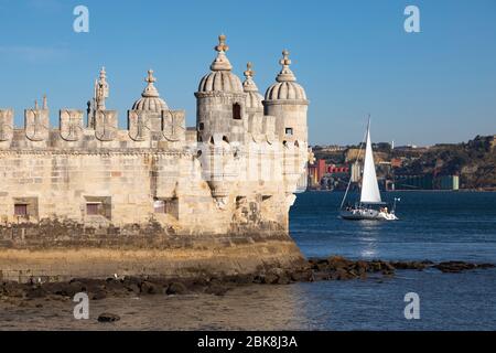 Torre de Belem et voilier sur le Tage, Lisbonne Portugal Banque D'Images