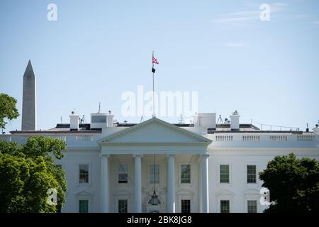 Washington, États-Unis. 02 mai 2020. Vue générale de la Maison Blanche à Washington, DC, le 2 mai 2020, au milieu de la pandémie de Coronavirus. Plus tôt aujourd'hui, des milliers de visiteurs se sont enfermés dans le centre commercial et d'autres sites pittoresques de la région de la capitale pour voir un survol par Navy Blue Angels et Air Force Thunderbirds en l'honneur du personnel médical et des premiers intervenants, pendant ce temps, le nombre de morts global confirmé de COVID-19 a approché 250 000.(Graeme Sloan/Sipa USA) crédit: SIPA USA/Alay Live News Banque D'Images