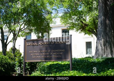 Washington, États-Unis. 02 mai 2020. Vue générale du bâtiment de l'Académie nationale des sciences (NAS) à Washington, DC, le 2 mai 2020, au milieu de la pandémie de Coronavirus. Plus tôt aujourd'hui, des milliers de visiteurs se sont enfermés dans le centre commercial et d'autres sites pittoresques de la région de la capitale pour voir un survol par Navy Blue Angels et Air Force Thunderbirds en l'honneur du personnel médical et des premiers intervenants, pendant ce temps, le nombre de morts global confirmé de COVID-19 a approché 250 000.(Graeme Sloan/Sipa USA) crédit: SIPA USA/Alay Live News Banque D'Images