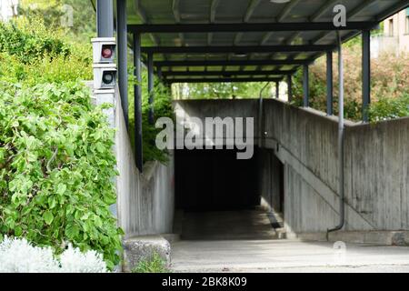 Entrée et sortie d'une voie d'un garage souterrain en béton ou d'un stationnement d'un immeuble résidentiel. Banque D'Images