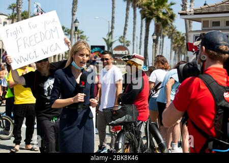 Huntington Beach, Californie, États-Unis. 1 mai 2020. Des milliers de personnes se réunissent au coin de la rue principale et de la Pacific Coast Highway pour protester contre le coronavirus (COVID-19) crédit: Katrina Kochneva/ZUMA Wire/Alay Live News Banque D'Images