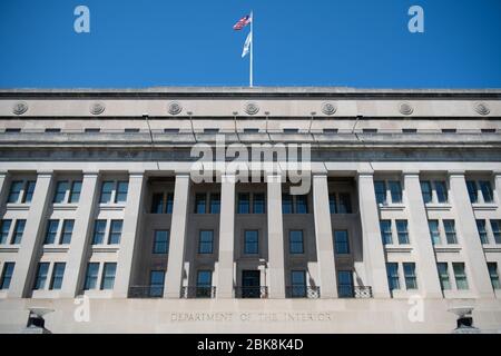 Washington, États-Unis. 02 mai 2020. Vue générale du Département de l'intérieur à Washington, DC, le 2 mai 2020, au milieu de la pandémie de coronavirus. Plus tôt aujourd'hui, des milliers de visiteurs se sont enfermés dans le centre commercial et d'autres sites pittoresques de la région de la capitale pour voir un survol par Navy Blue Angels et Air Force Thunderbirds en l'honneur du personnel médical et des premiers intervenants, pendant ce temps, le nombre de morts global confirmé de COVID-19 a approché 250 000.(Graeme Sloan/Sipa USA) crédit: SIPA USA/Alay Live News Banque D'Images