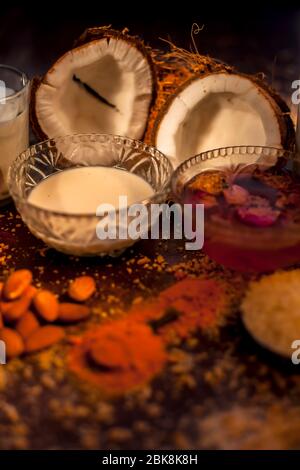 Masque complet de noix de coco, composé de lait de coco, eau de rose, yaourt, babeurre, flocons d'avoine, amandes, jus de citron vert, curcuma, farine de riz, miel, Banque D'Images