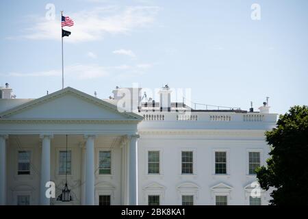 Washington, États-Unis. 02 mai 2020. Vue générale de la Maison Blanche à Washington, DC, le 2 mai 2020, au milieu de la pandémie de Coronavirus. Plus tôt aujourd'hui, des milliers de visiteurs se sont enfermés dans le centre commercial et d'autres sites pittoresques de la région de la capitale pour voir un survol par Navy Blue Angels et Air Force Thunderbirds en l'honneur du personnel médical et des premiers intervenants, pendant ce temps, le nombre de morts global confirmé de COVID-19 a approché 250 000.(Graeme Sloan/Sipa USA) crédit: SIPA USA/Alay Live News Banque D'Images