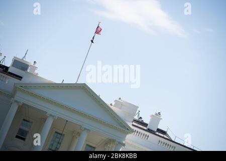 Washington, États-Unis. 02 mai 2020. Vue générale de la Maison Blanche à Washington, DC, le 2 mai 2020, au milieu de la pandémie de Coronavirus. Plus tôt aujourd'hui, des milliers de visiteurs se sont enfermés dans le centre commercial et d'autres sites pittoresques de la région de la capitale pour voir un survol par Navy Blue Angels et Air Force Thunderbirds en l'honneur du personnel médical et des premiers intervenants, pendant ce temps, le nombre de morts global confirmé de COVID-19 a approché 250 000.(Graeme Sloan/Sipa USA) crédit: SIPA USA/Alay Live News Banque D'Images