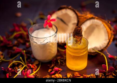 Le masque de face de noix de coco sur la surface marron composée d'un peu de lait de coco et d'huile d'olive lorsqu'il est appliqué pénètre la peau et exfolié profondément. F Banque D'Images