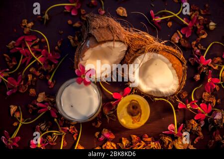 Le masque de face de noix de coco sur la surface marron composée d'un peu de lait de coco et d'huile d'olive lorsqu'il est appliqué pénètre la peau et exfolié profondément. F Banque D'Images