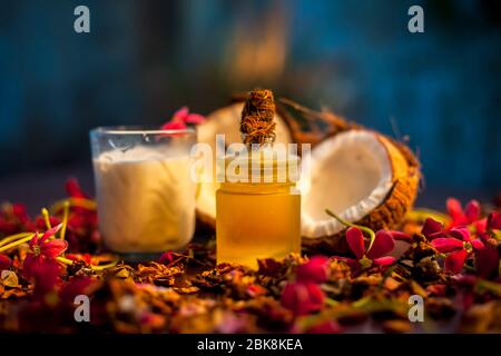 Le masque de face de noix de coco sur la surface marron composée d'un peu de lait de coco et d'huile d'olive lorsqu'il est appliqué pénètre la peau et exfolié profondément. F Banque D'Images