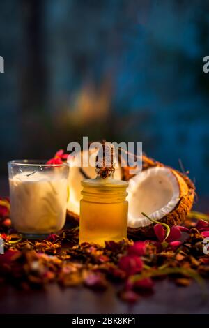 Le masque de face de noix de coco sur la surface marron composée d'un peu de lait de coco et d'huile d'olive lorsqu'il est appliqué pénètre la peau et exfolié profondément. F Banque D'Images
